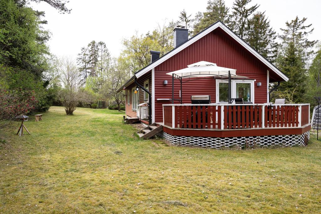 Uteplats på östsidan med sol & utgång till gräsmattan