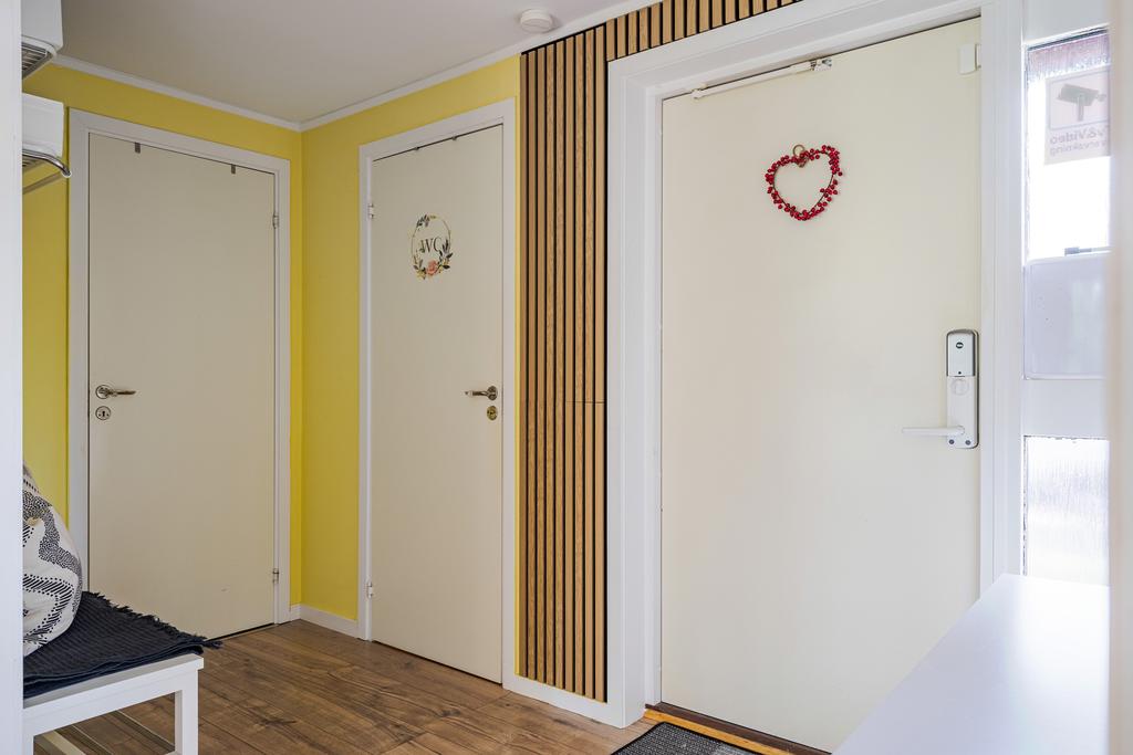Från hallen nås en separat klädkammare via dörr till vänster i bild