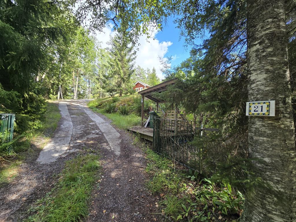 Uppfarten till fastigheten (säljarens bild)