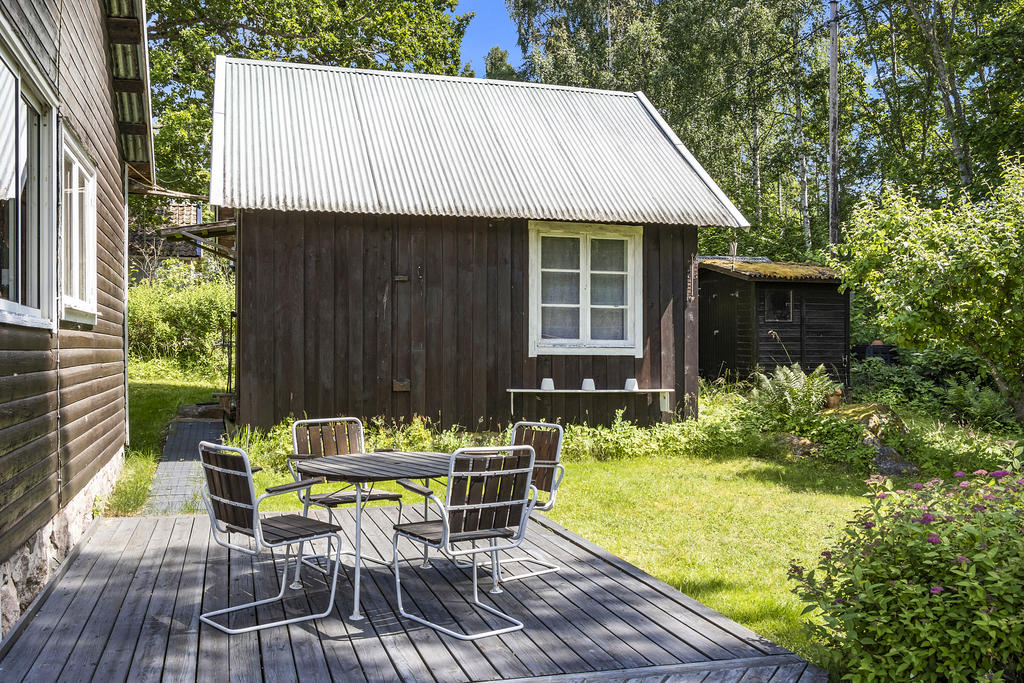 Uteplats och gästhus