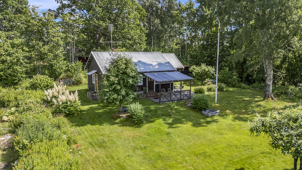 Hörntomt omgiven av grönska