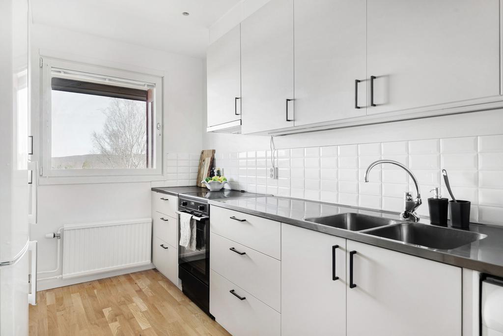 Köket är renoverat med nya luckor, en del nya stammar, ny spis och fläkt.