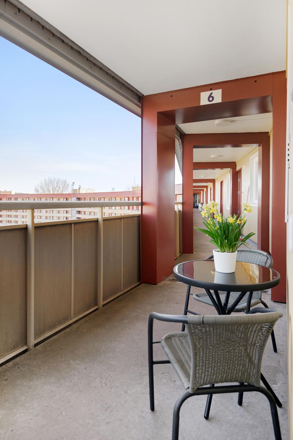 Ingång via loftgång som vetter mot den trevliga innergården.