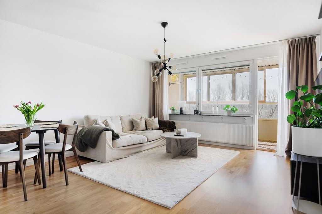 Mycket rymligt vardagsrum med plats för såväl matgrupp som soffhörna.