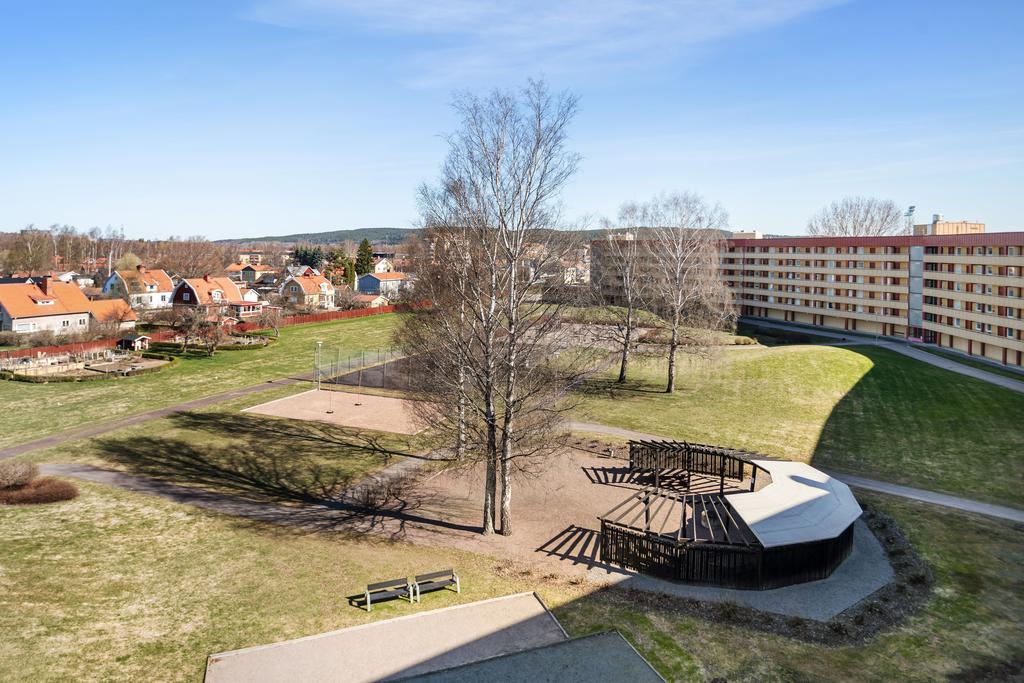 Här bor du högst upp i huset med en härlig utsikt över gården och villakvarteren.