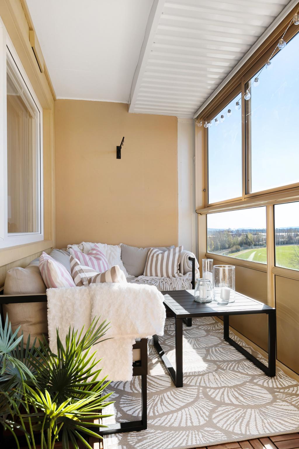 Det är inte i många ettor man har en stor, inglasad balkong där man får plats med en loungehörna!
