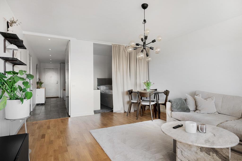 I vardagsrummet finns även plats för sovalkov som blir som ett separat rum.