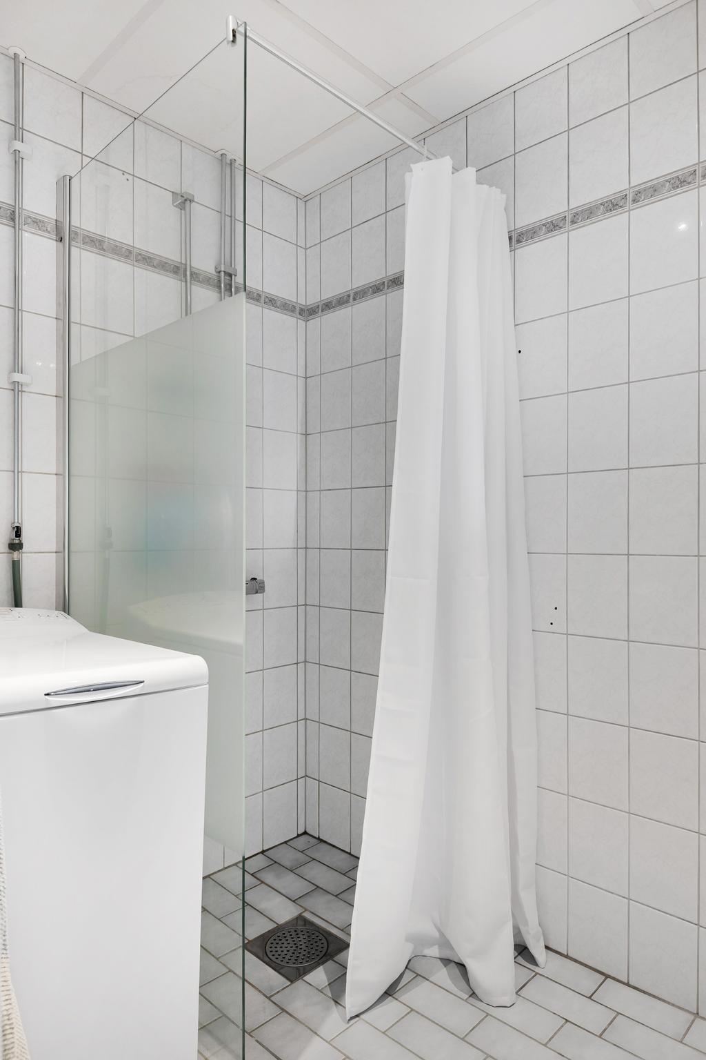 Badrum med ny tvättmaskin.