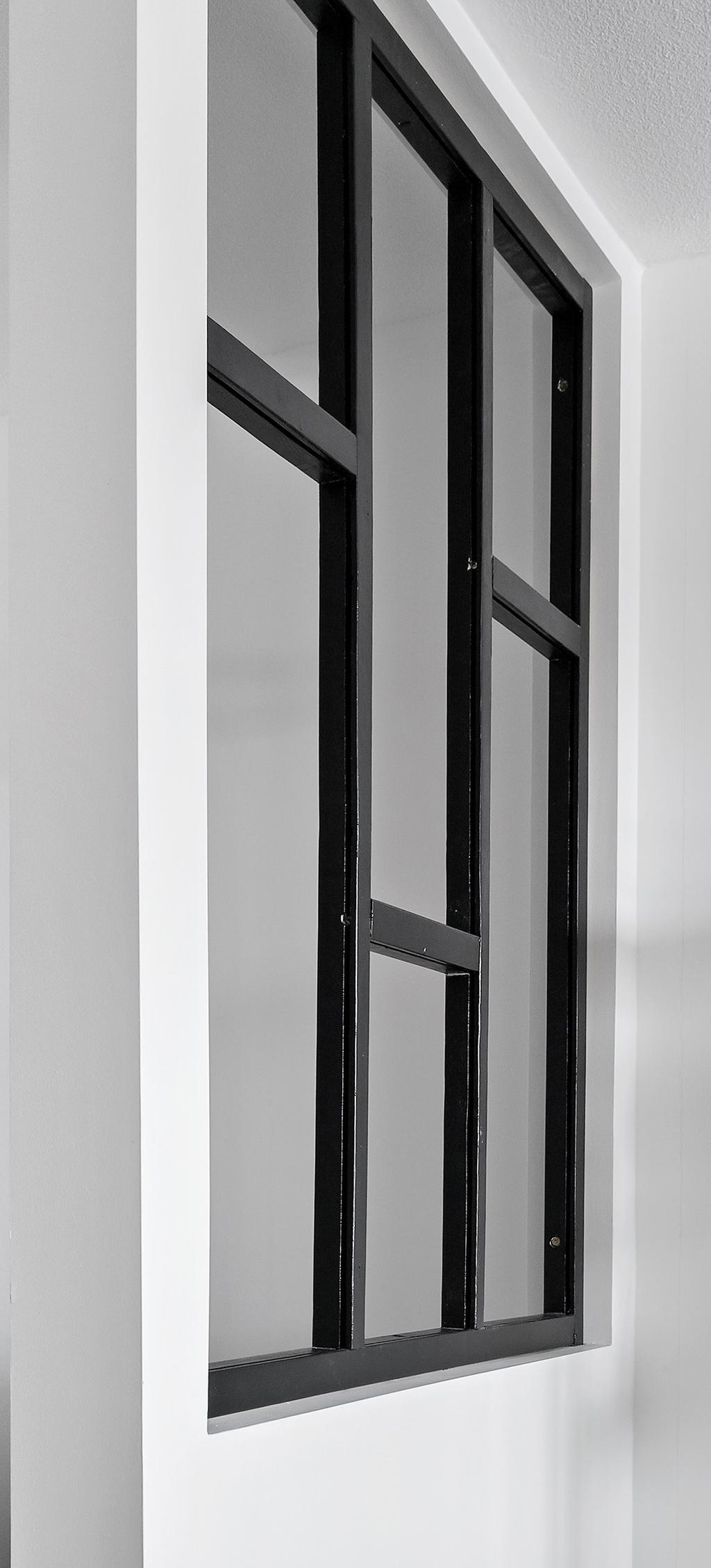 Mellan sovalkov och  matbord är det ett fönster (utan ruta) som ger mer ljusinsläpp till alkoven om draperi tas bort.