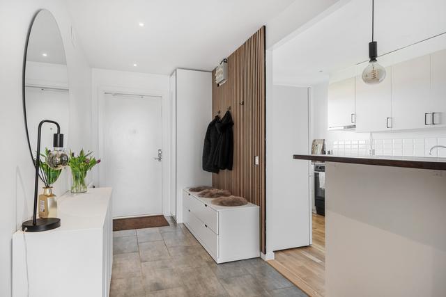 En mycket välkomnande känsla med fin akustikpanel i hallen.