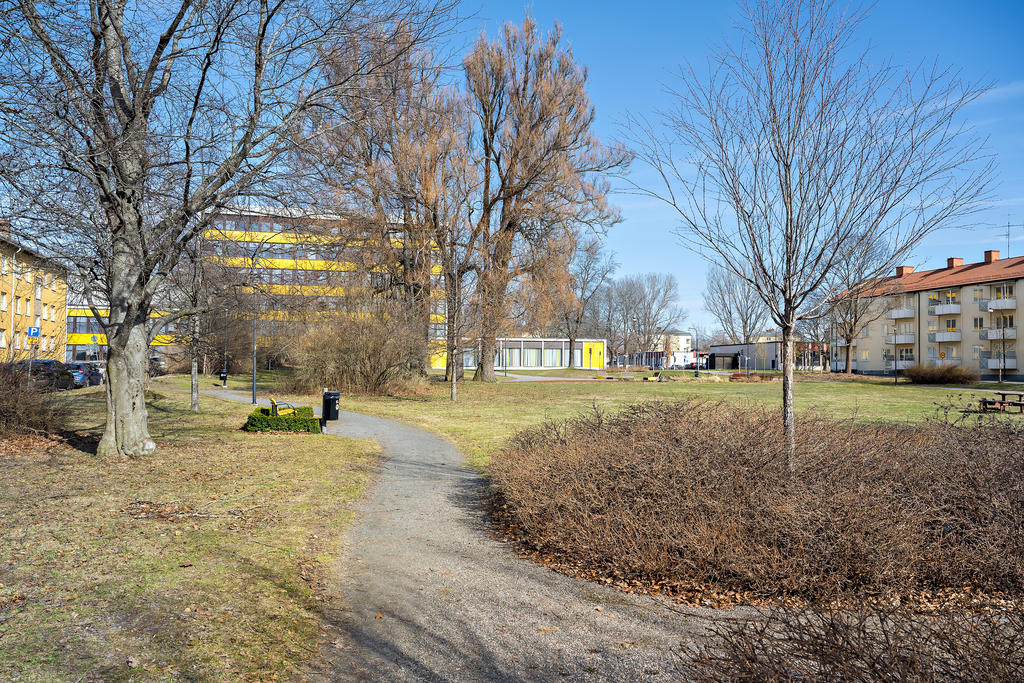 Soltorgsparken ligger precis utanför porten.
