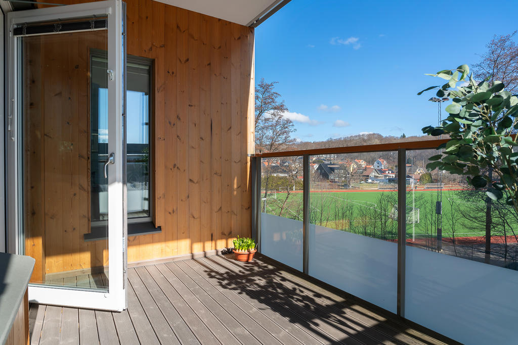 Generös balkong med morgonsol