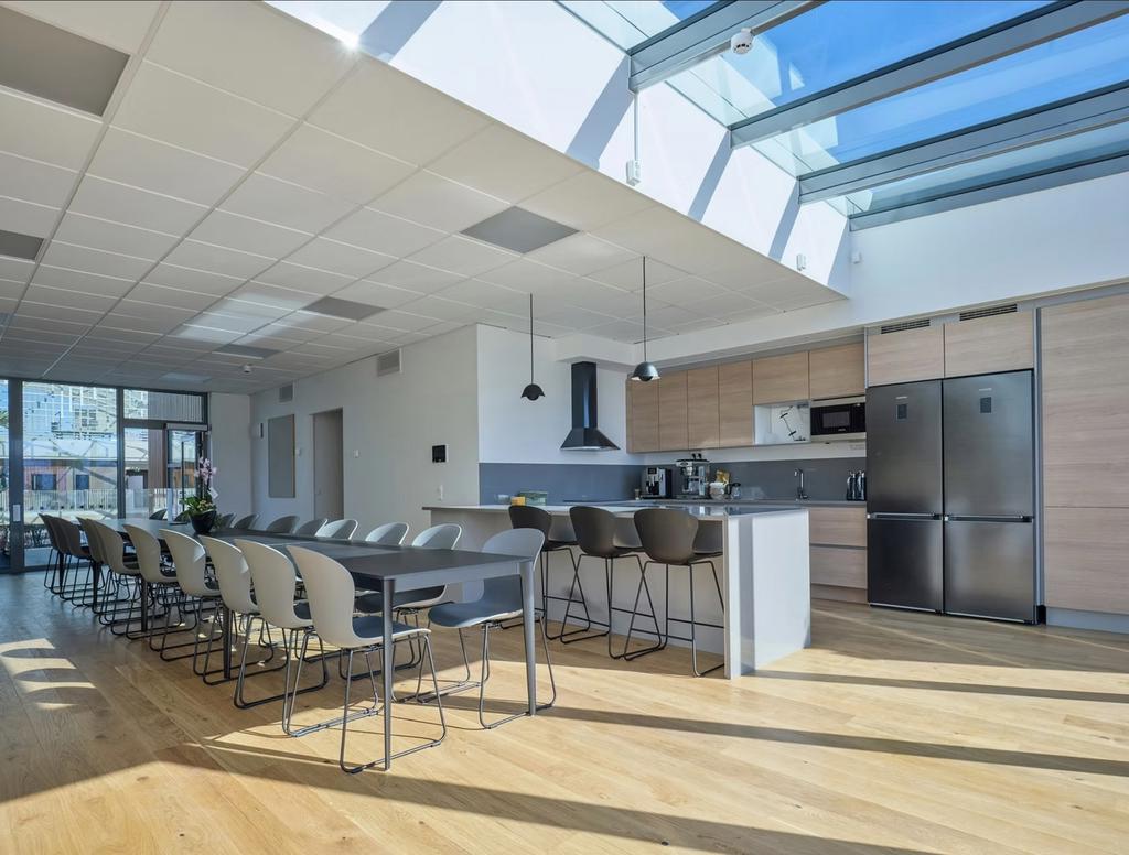 Festlokal att hyra högst upp i huset. Här anordnas även gemensamma middagar.