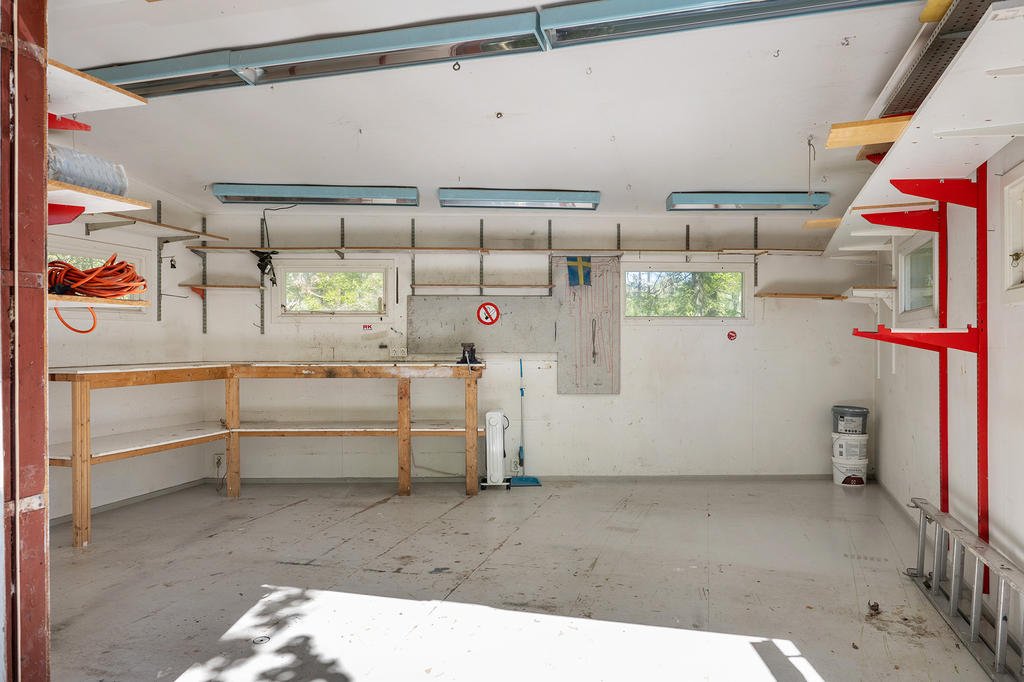 Garaget med plats för en bil samt verktyg