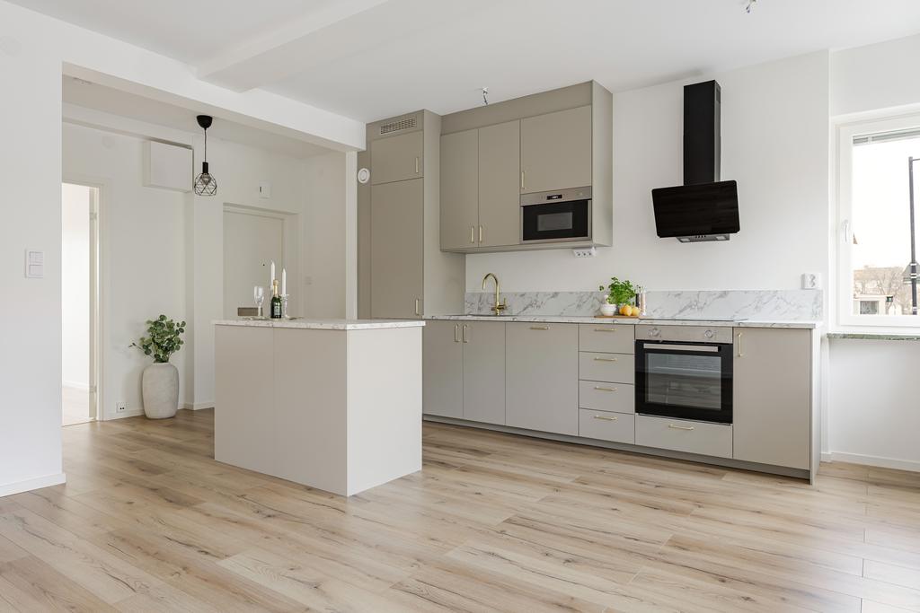 Vackert kök i sober färg