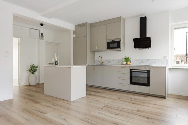 Vackert kök i sober färg