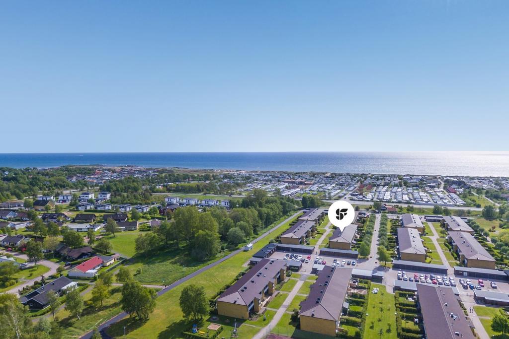 Välplanerad tvåa med havsglimt och härlig balkong på populära Hjortvägen!