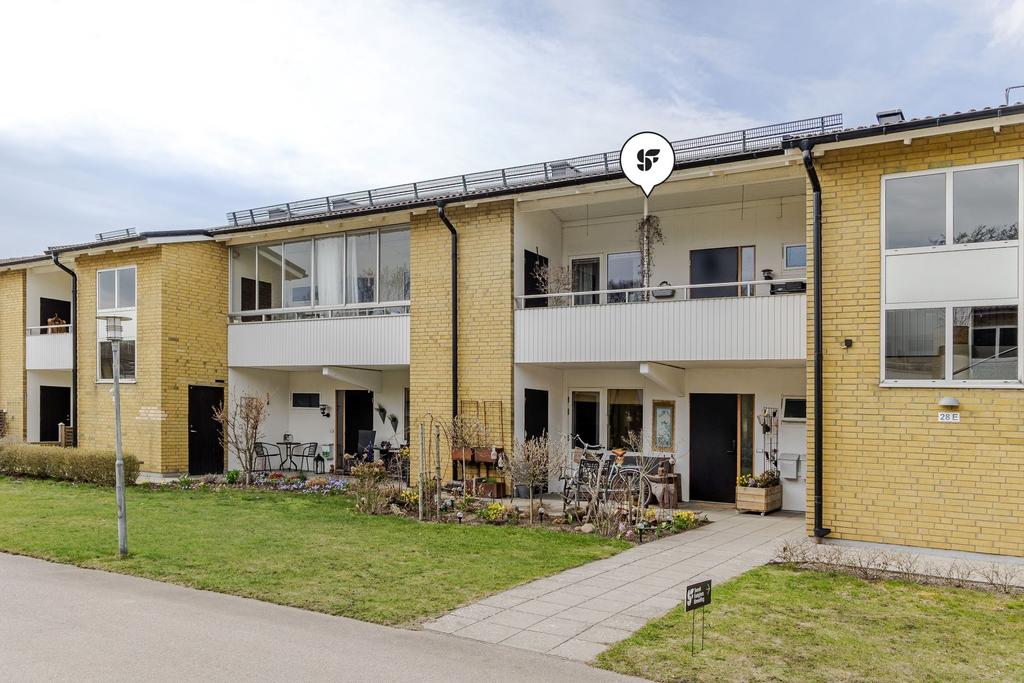 Nu har du chansen att förvärva en hemtrevlig och inflyttningsklar tvåa om 65 kvm med attraktivt läge i Brf Sandslätt på Hjortsberg. 