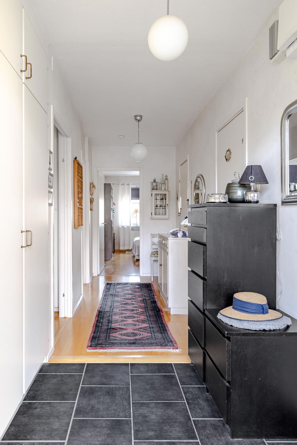 Välkommen in till Hjortvägen 28E, där du direkt möts av en inbjudande och hemtrevlig atmosfär. 