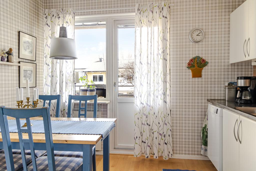 Från köket når du den härliga balkongen med ett skafferi, perfekt för förvaring året om.