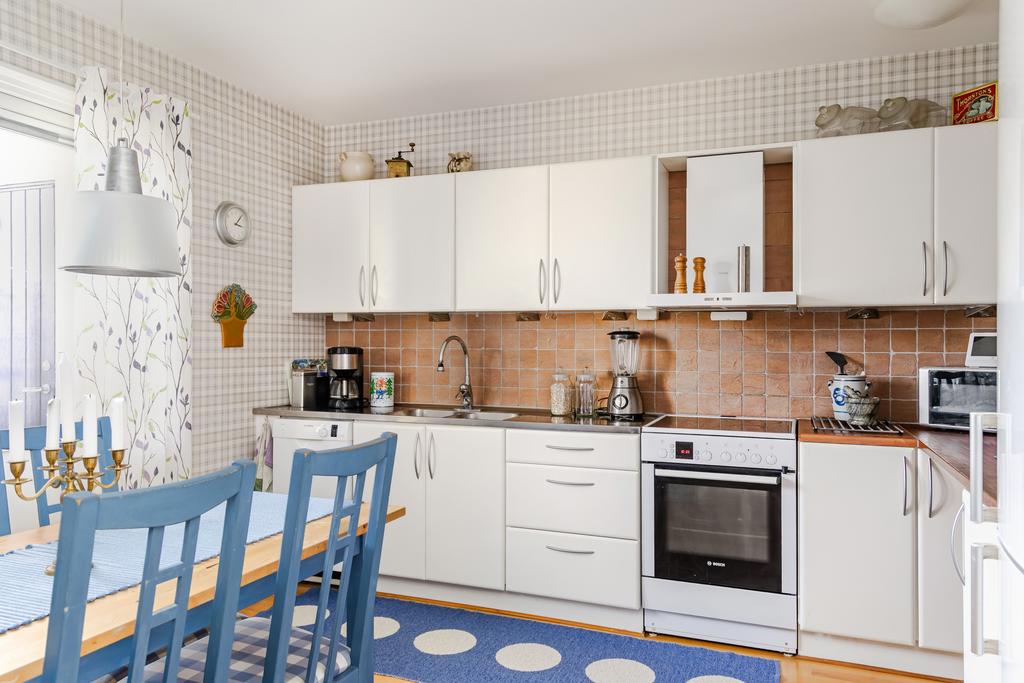 Bostadens kök ligger till vänster om entrén. Ett trivsamt kök med gott om förvaring och arbetsyta.