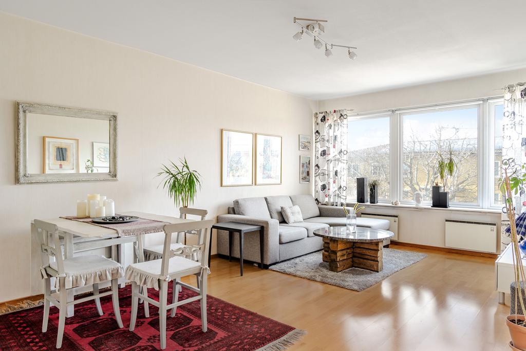 Det generösa vardagsrummet bjuder på ett fint ljusinsläpp från de stora fönstren på rummets ena kortsida. 