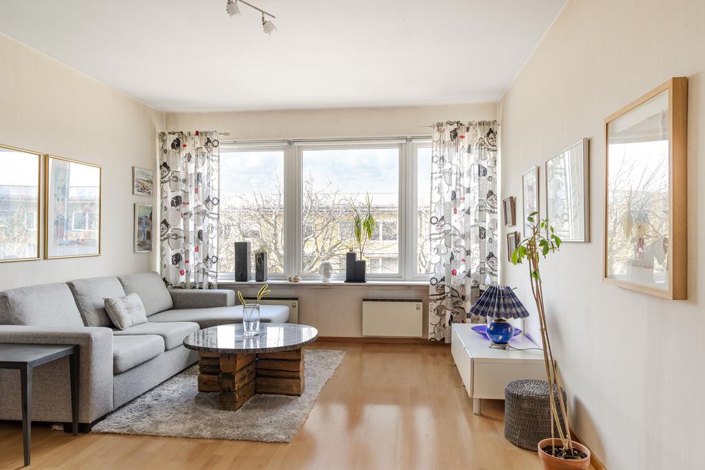 Här finns plats för båda soffgrupp och matmöblemang.