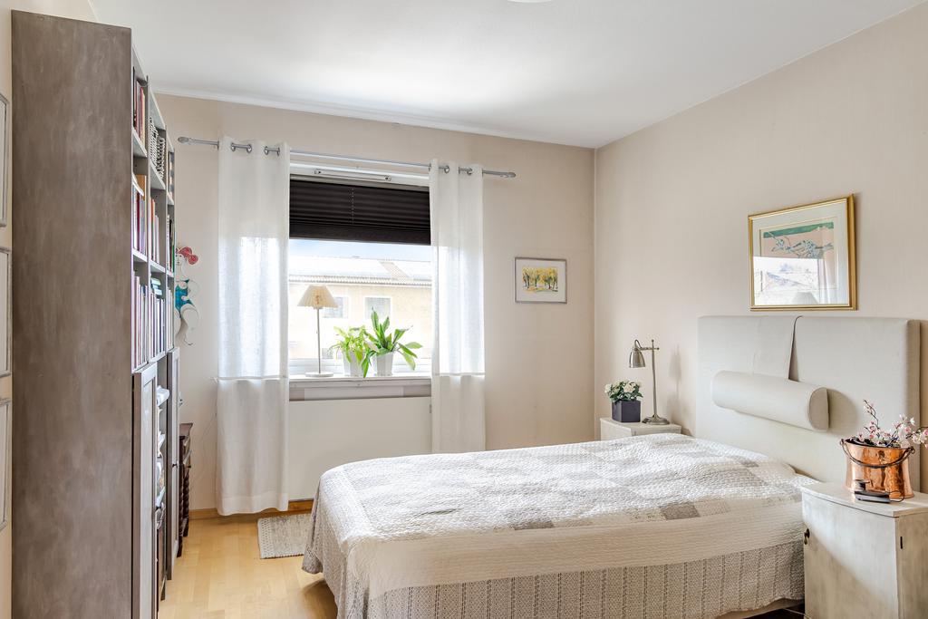 Från hallen når du bostadens rymliga sovrum. Här finns gott om plats för garderober.