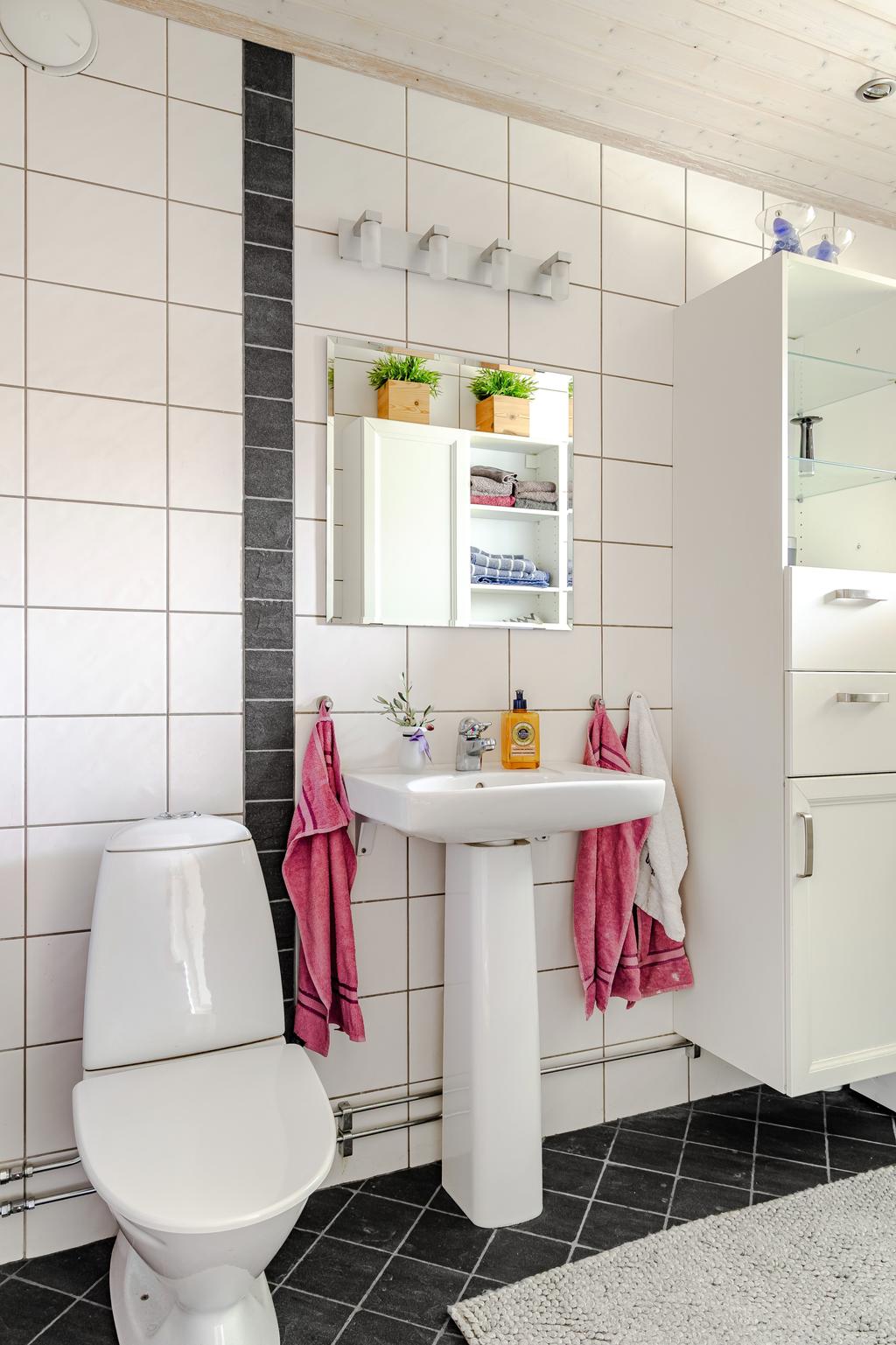 Helkaklat badrum till höger om entrén 