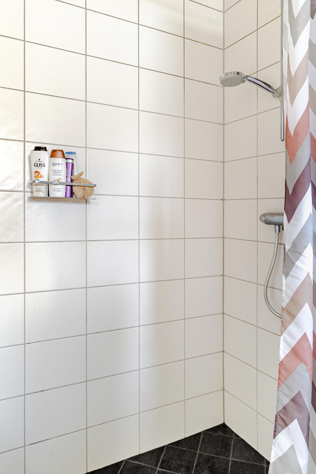 Här finns allt du behöver i ett kompakt och välplanerat utrymme: dusch, wc och tvättmaskin.