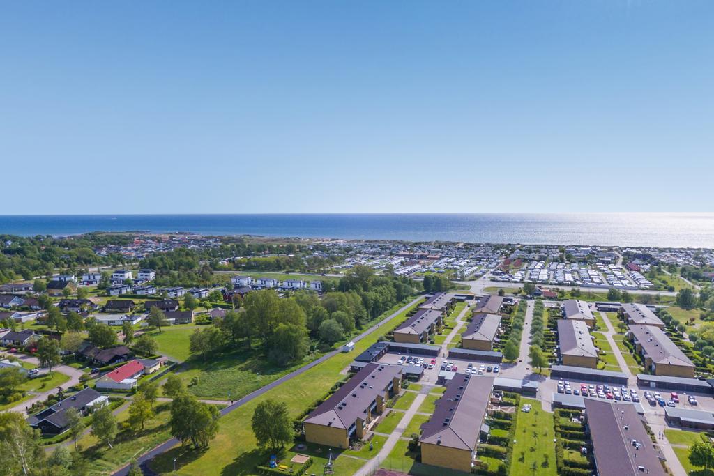 Läget på Hjortvägen är svårslaget med närhet till både Hjortsbergs centrum, service, natur och hav. Stadskärnan och stranden nås enkelt via en kort promenad eller cykeltur.