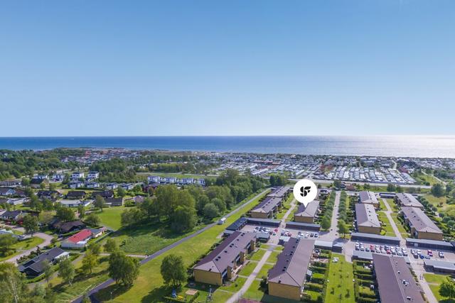 Välplanerad tvåa med havsglimt och härlig balkong på populära Hjortvägen!