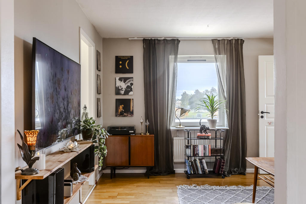 Ljust vardagsrum med plats för önskat möblemang!