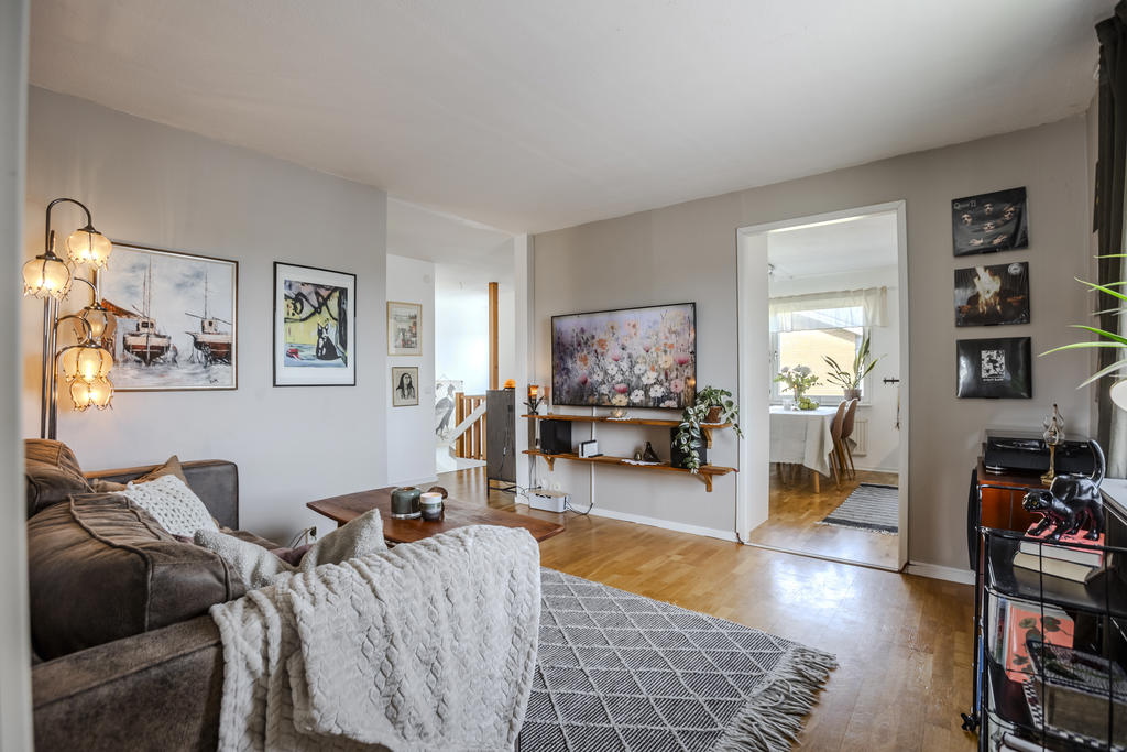 Ljust vardagsrum med plats för önskat möblemang!