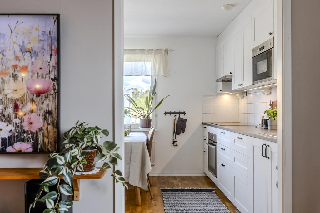 Köket nås  öppet genom både hall och vardagsrum