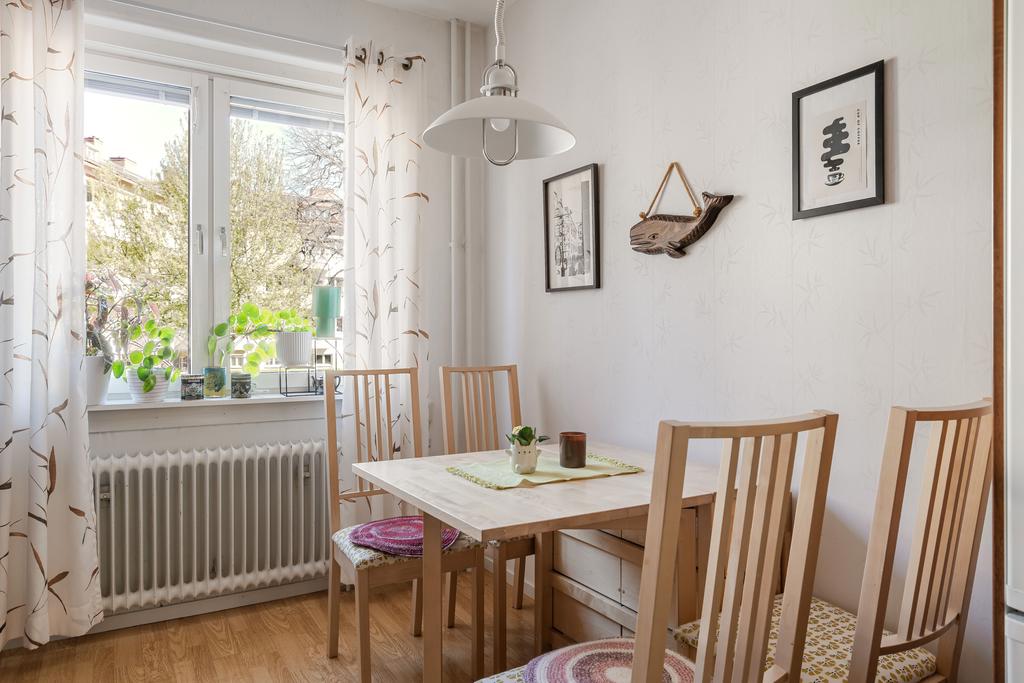Matplats vid fönstret 