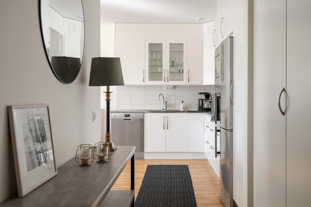 Vy in mot köket från hallen