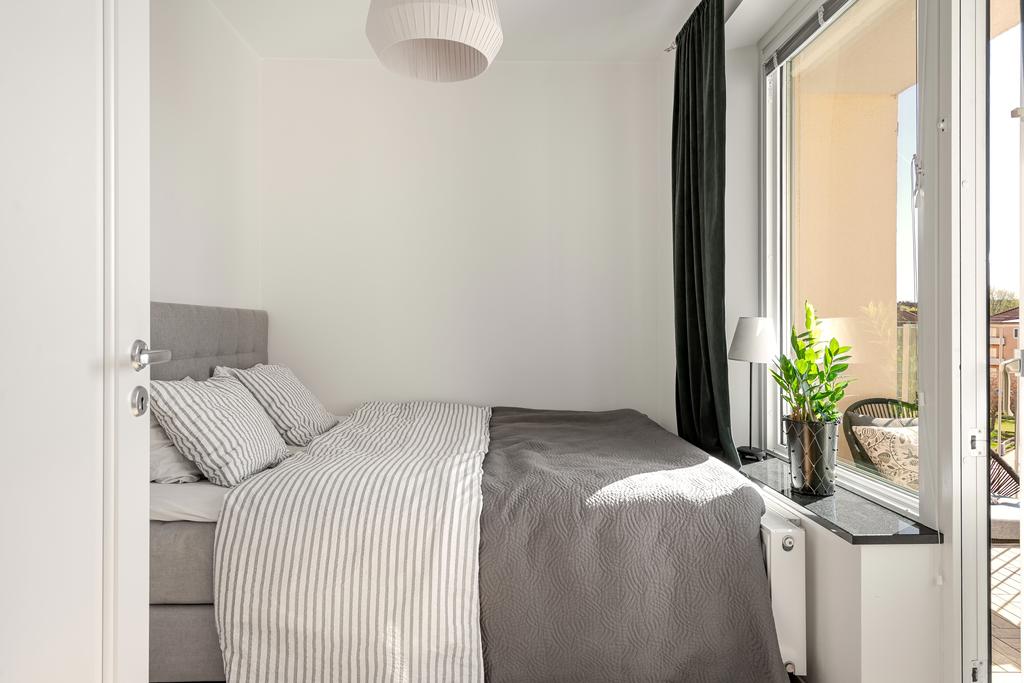 Sovrum med utgång till balkong 