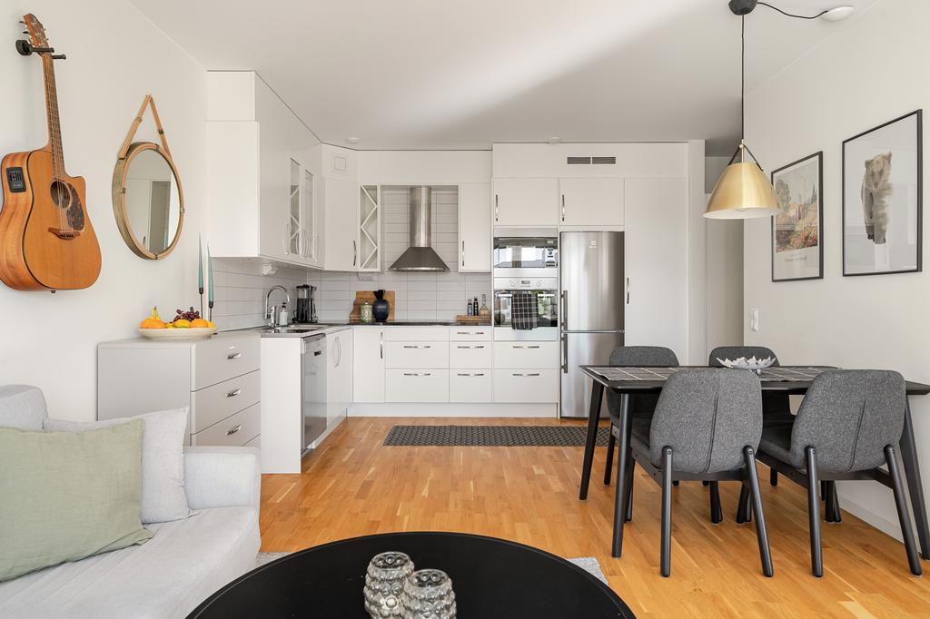 Öppet mot kök från vardagsrumsdel