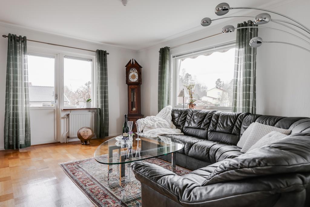 Vardagsrum med utgång till altanen