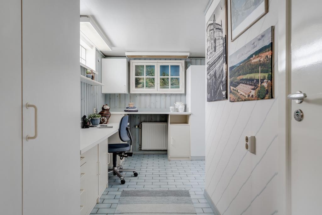 Tvättstuga med gott om förvaring och arbetsytor