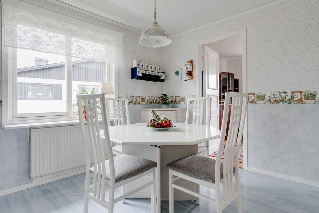 Kök med plats för matbord