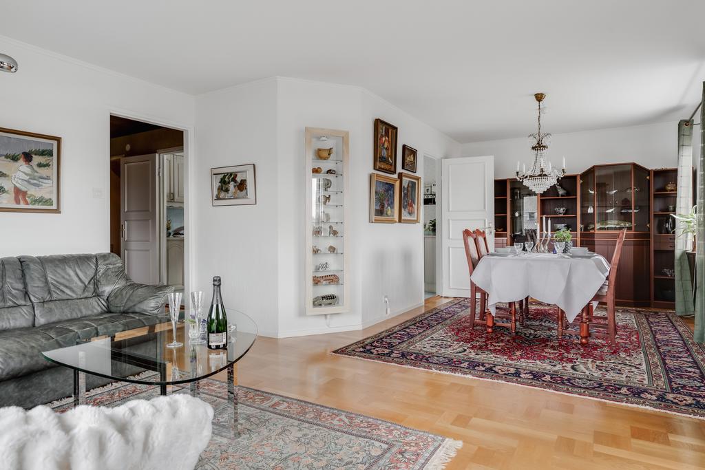 Vardagsrum i vinkel med plats för matsalsbord och soffgrupp