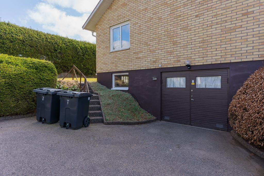 Garage och uppställningsplats för flera bilar