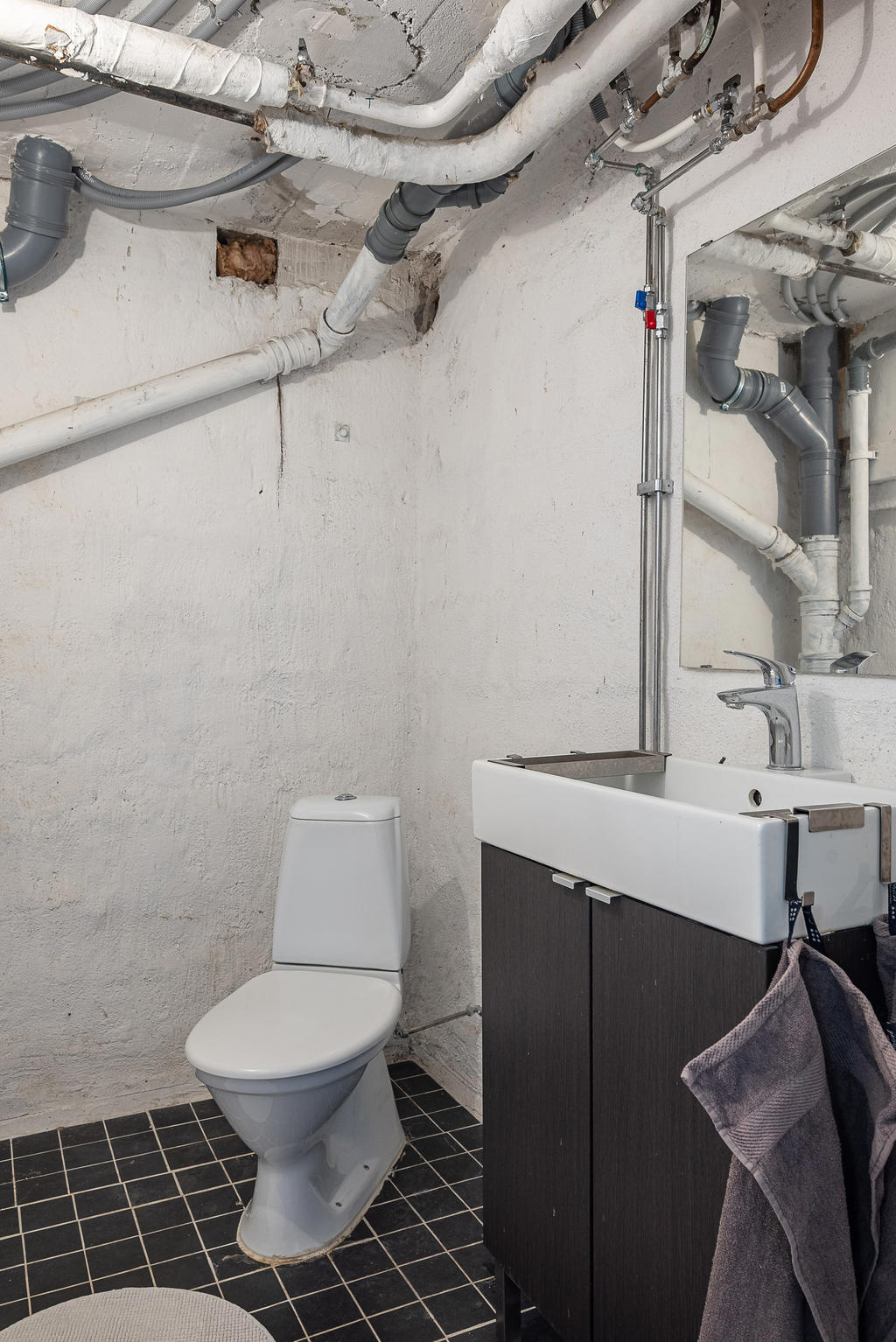 WC-rum i källare 