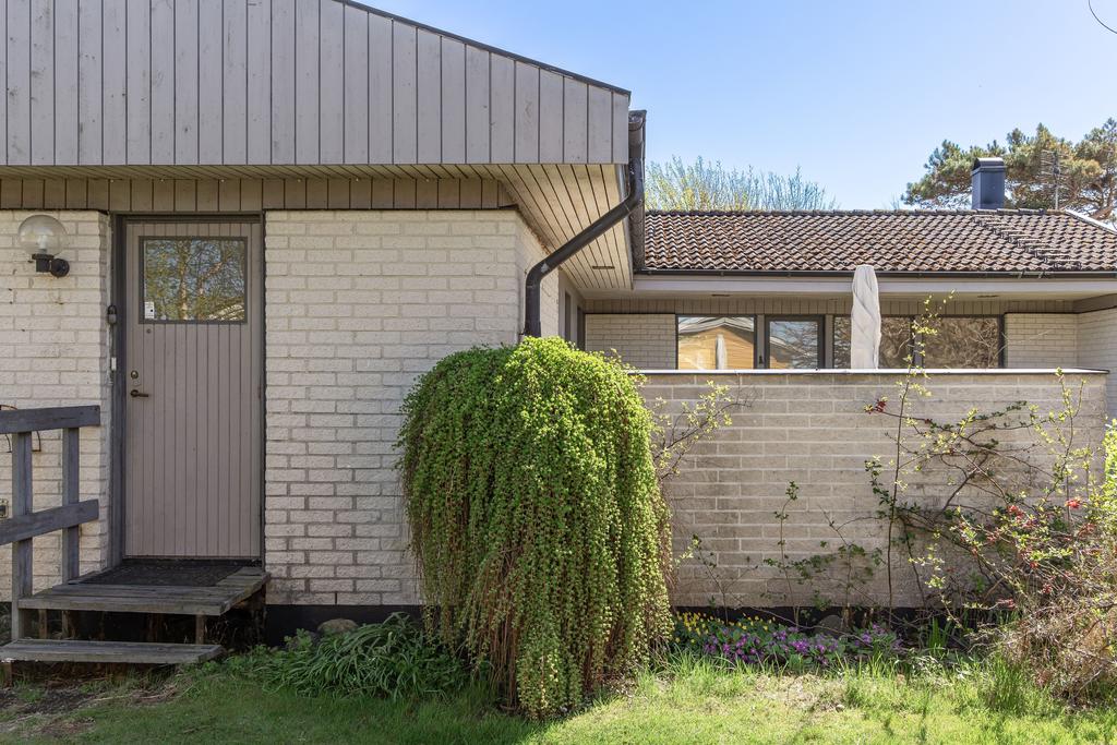 Huset har även en groventré som nås från husets kortsida.