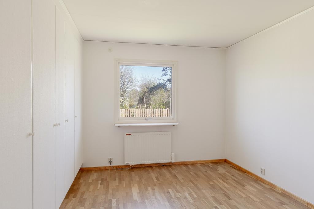 Sovrum med inbyggda garderober.