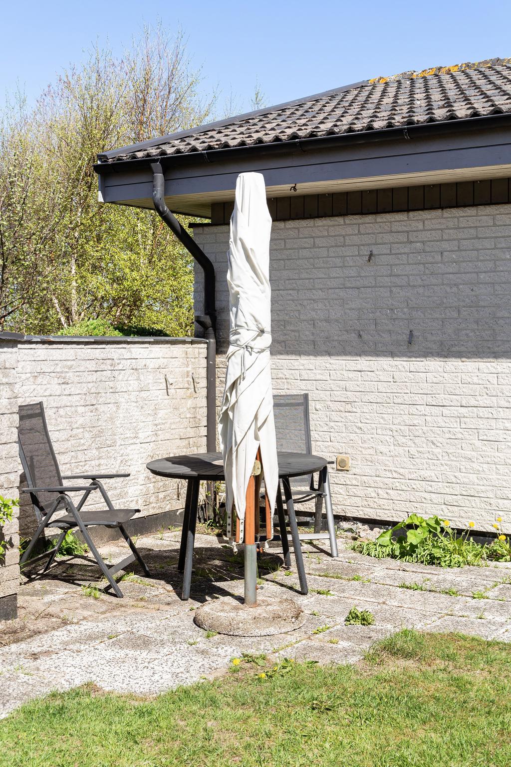 Skyddad uteplats med plats för utemöbler i lugn och naturnära miljö. Här finns möjlighet att njuta av soliga dagar. 