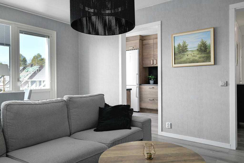 Vardagsrummet - mot kök och hall