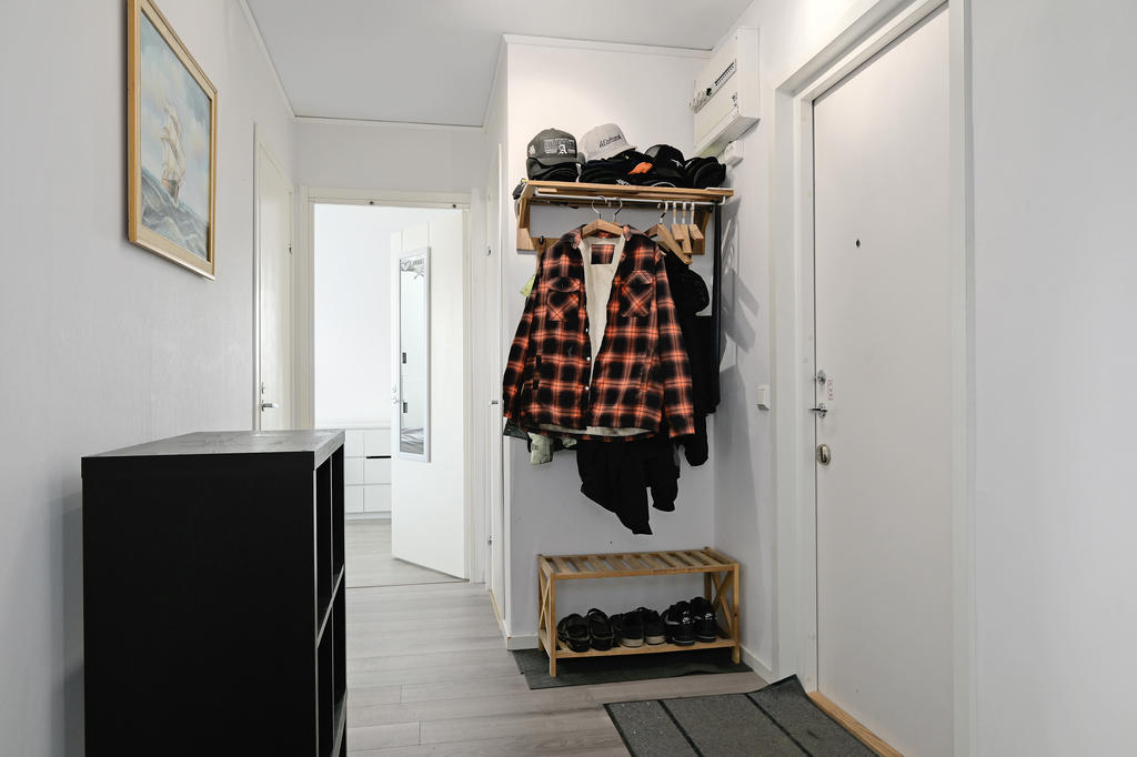 Hallen, ytterdörren till höger